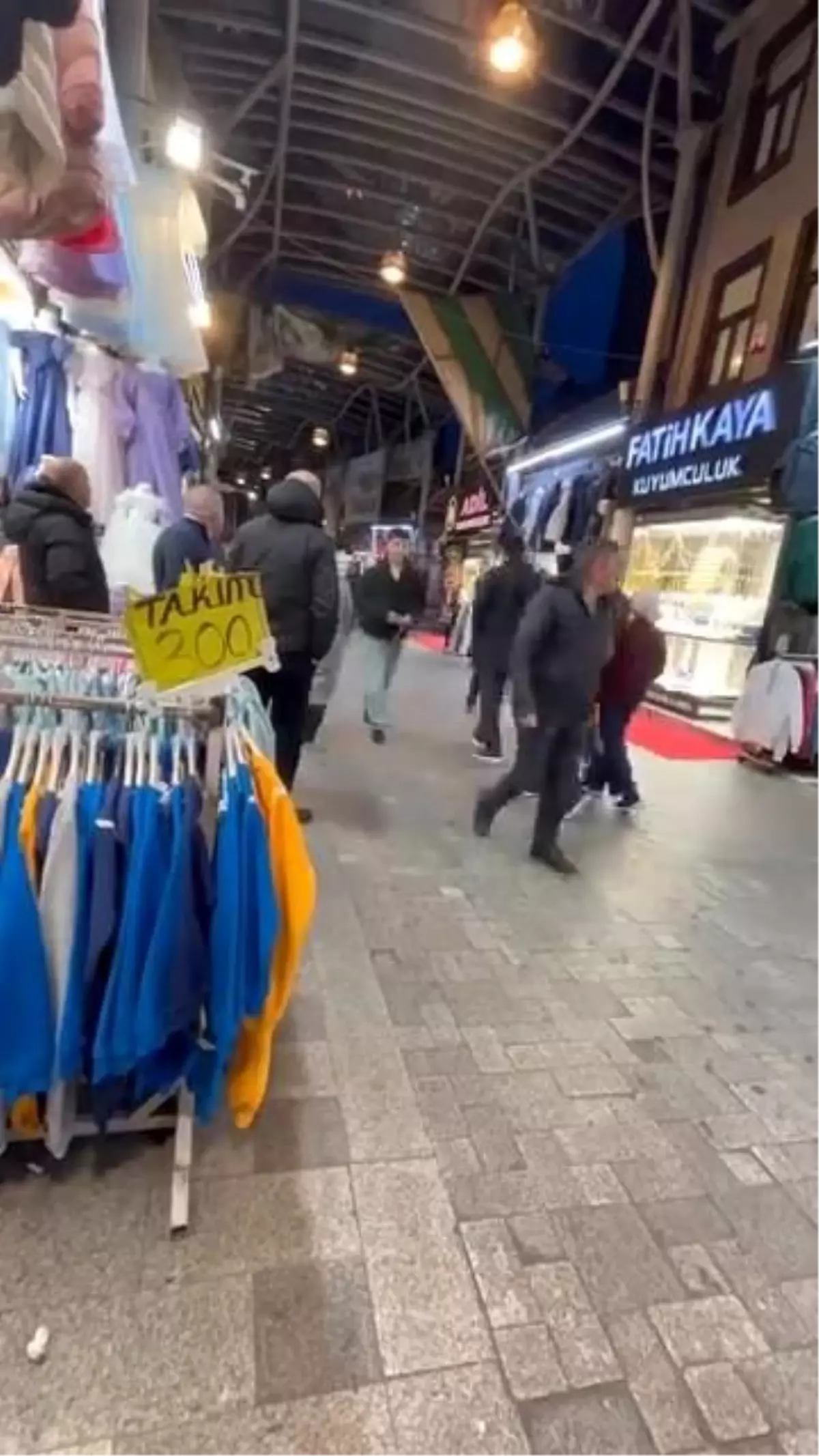 Tarihi Kapalı Çarşı'da çatılar uçtu