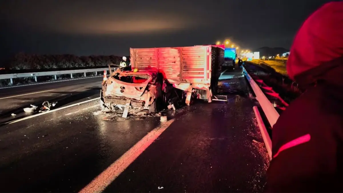 TIR'a arkadan çarpan otomobilin sürücüsü öldü
