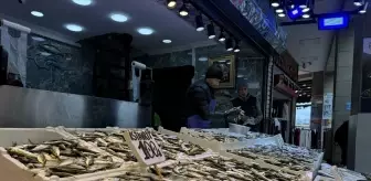 Trabzon'da balıkçı tezgahlarında hamsi ve istavrit ilgi görüyor