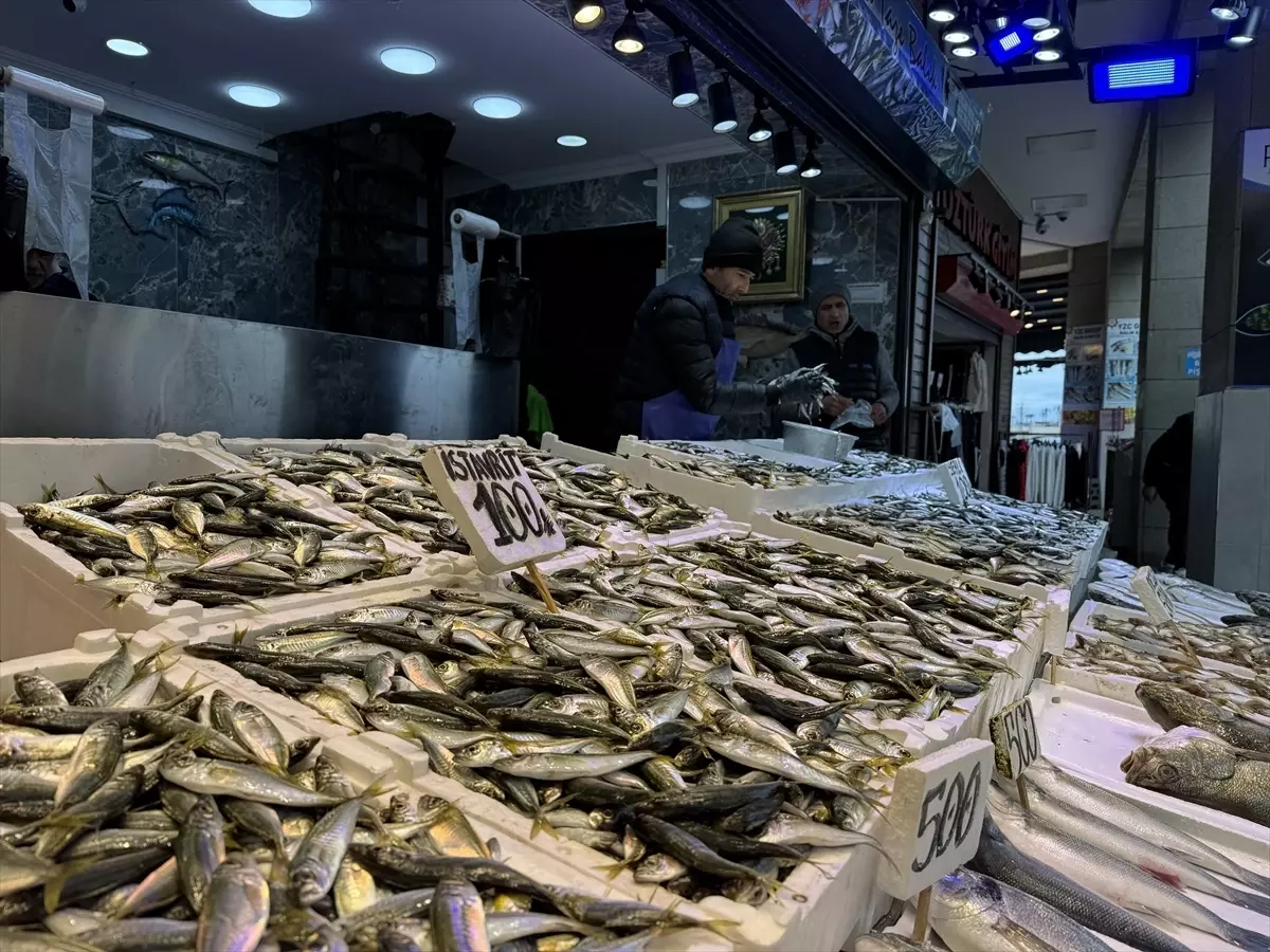 Trabzon'da balıkçı tezgahlarında hamsi ve istavrit ilgi görüyor