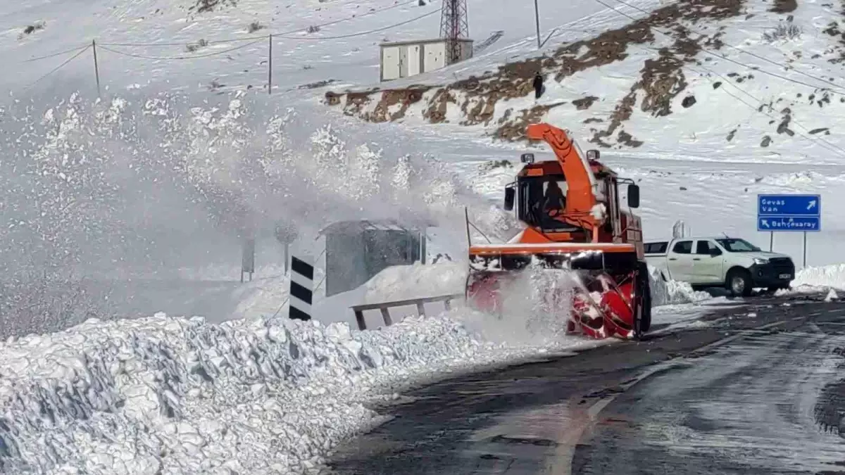 Van-Çatak yolunda 5. gün: Geçişler sadece acil ve öncelikli araçlara açık