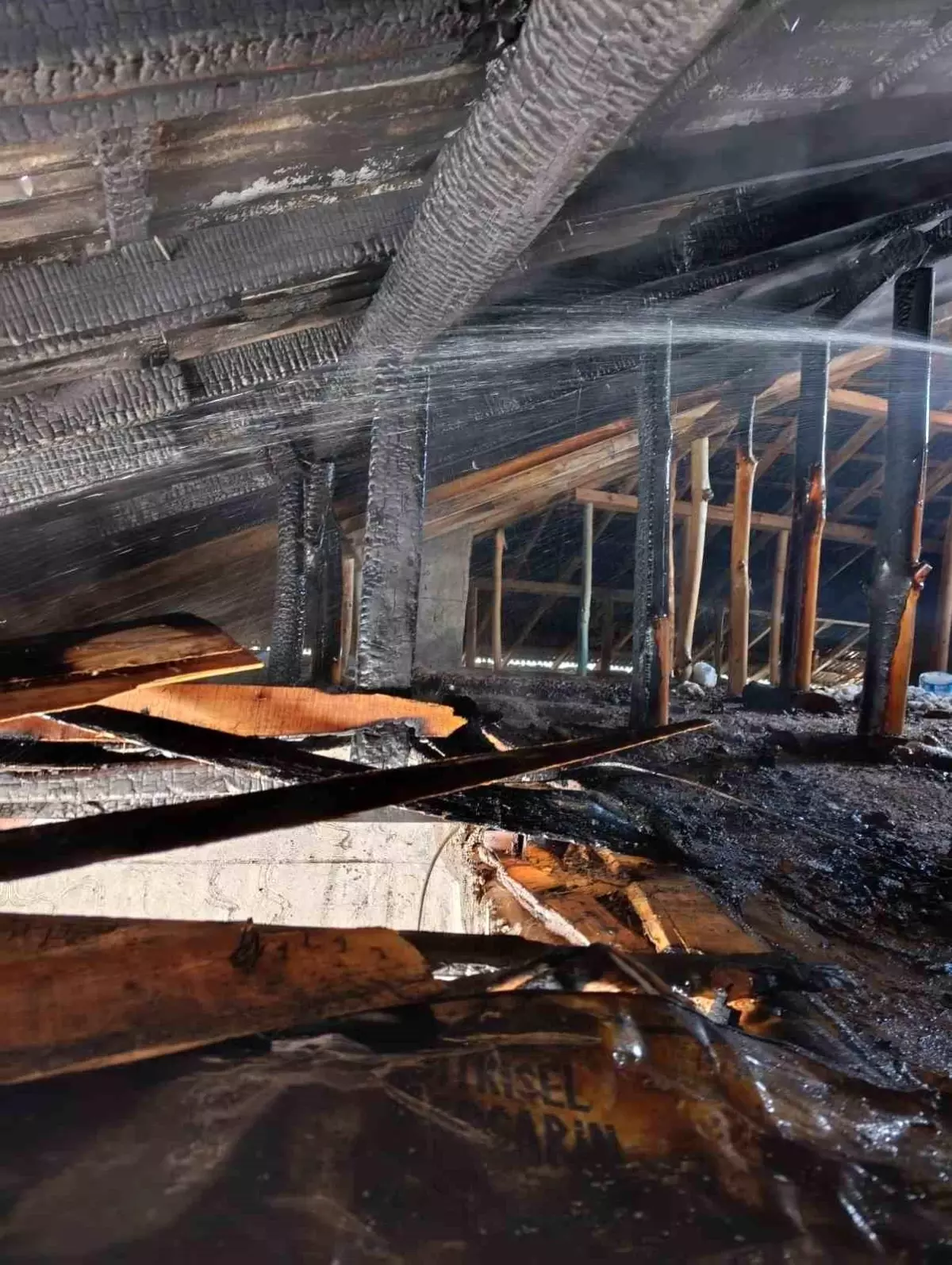 Van'da çatı yangını