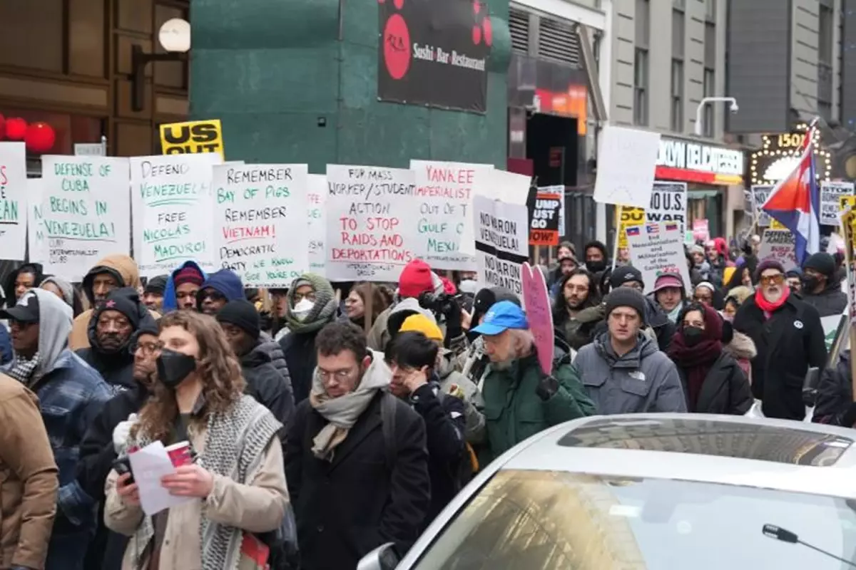 Venezuela saldırısı Trump'a pahalıya patladı! Kendi ülkesinde de binler yürüdü