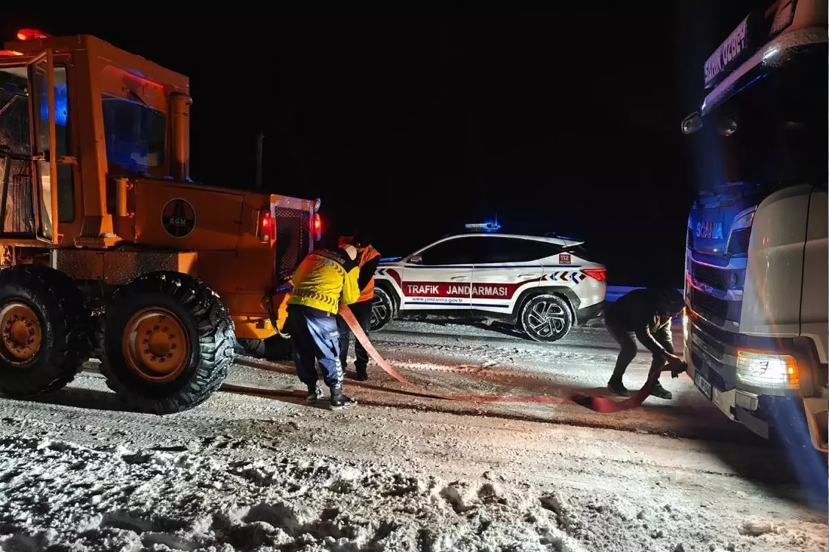 Yozgat'ta jandarma ekipleri kar ve tipi nedeniyle denetimlerini artırdı