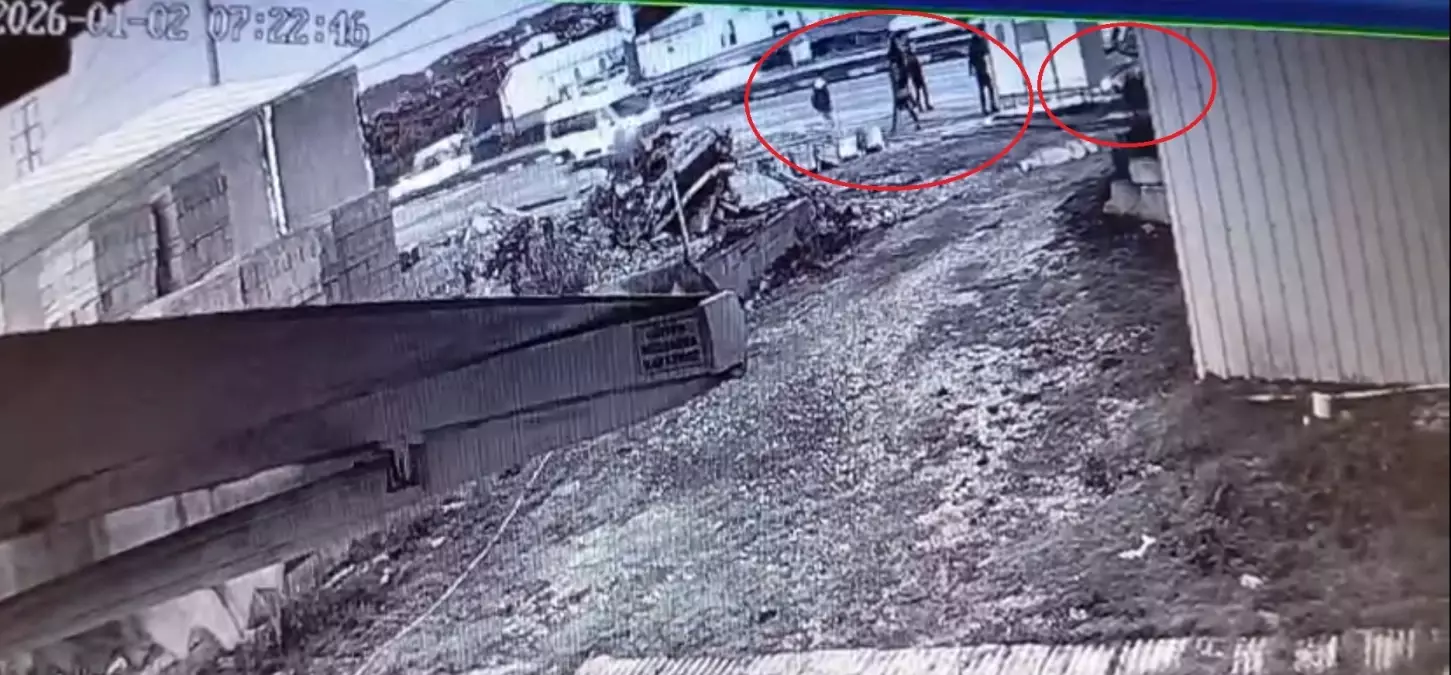 Zincirleme kazada durağa dalan otomobilin altında kalmaktan son anda kaçarak kurtuldular