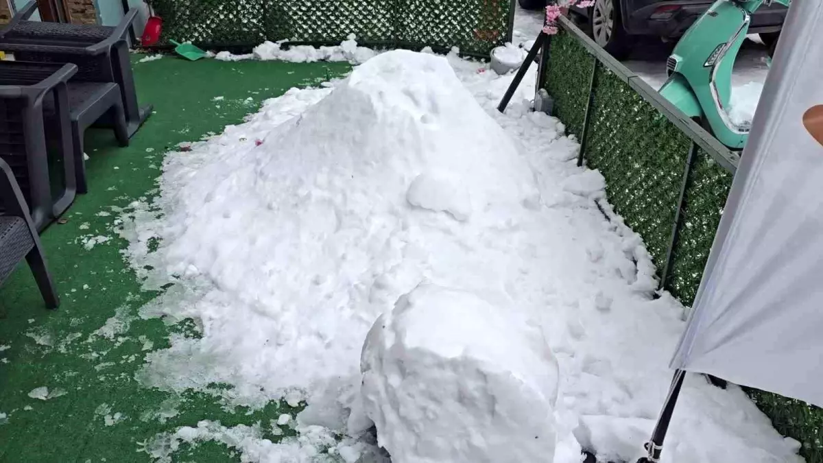 Zonguldak'ta pes dedirten olay; "Bana çarptı" deyip kardan adamı dövdüler