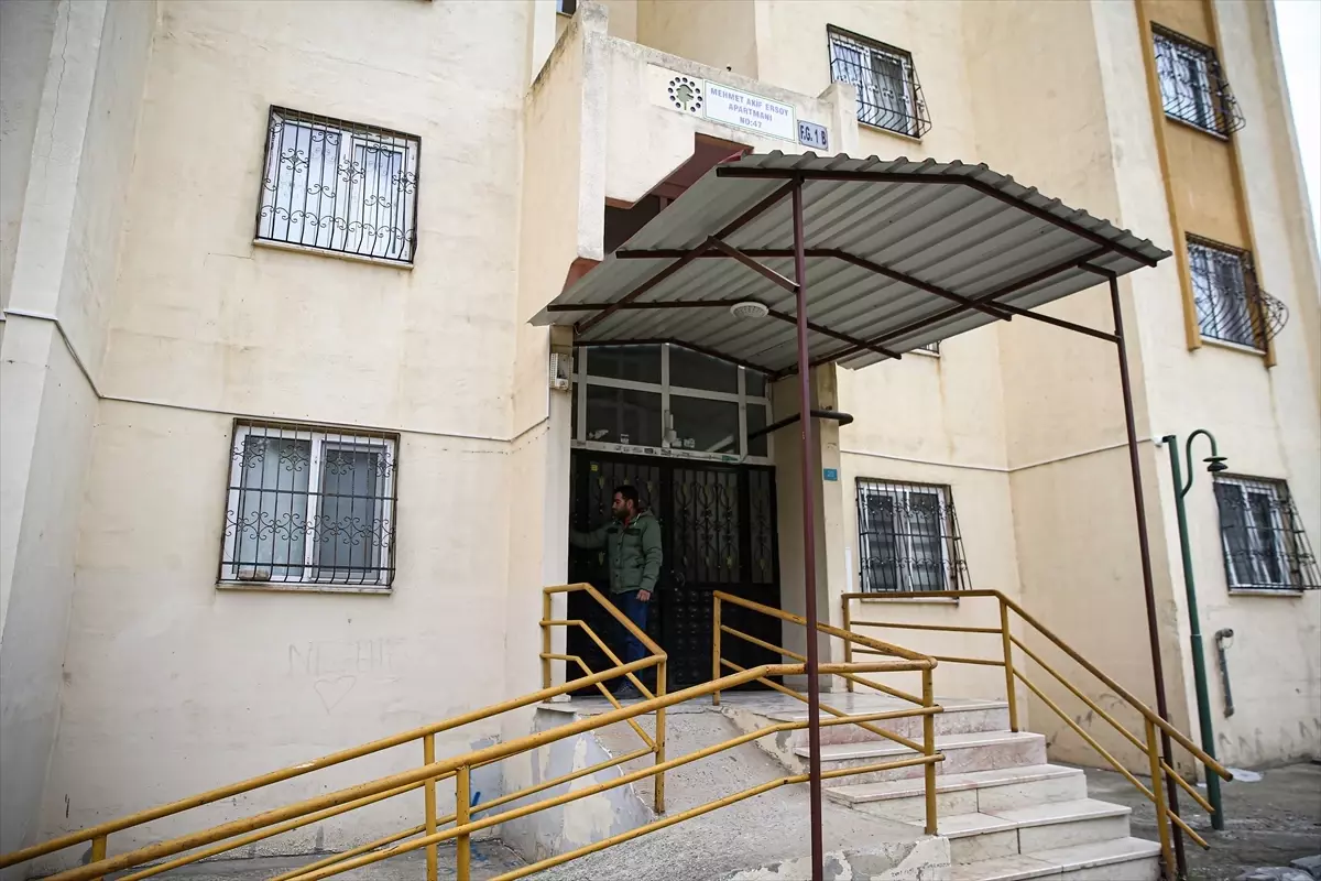 Adana'da kask takarak girdiği apartmanın damındaki kuşları çalan zanlı kamerada