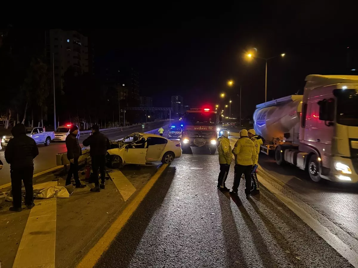 Adana'da tıra çarpan otomobilin sürücüsü öldü