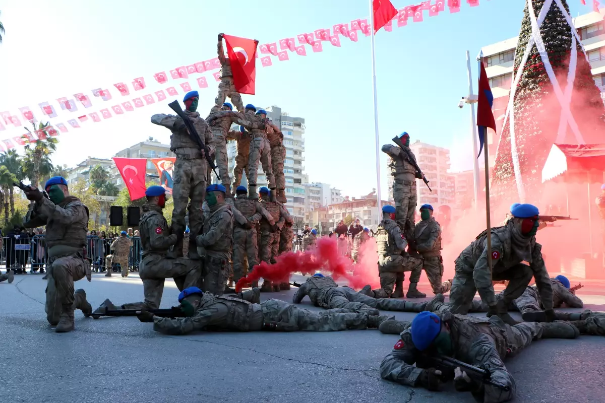 Adana'nın işgalden kurtuluşunun yıl dönümünde komandolardan tüfekli hareketler gösterisi