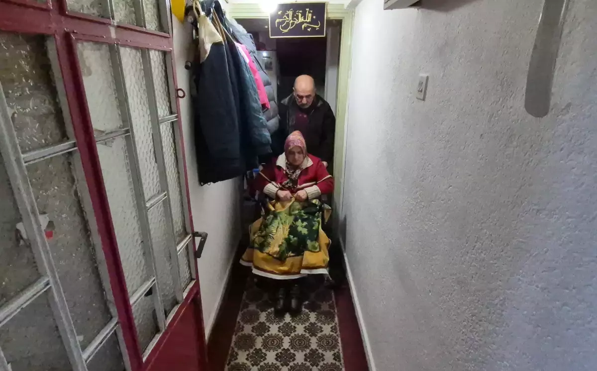 Ağaçtan düşüp omurgası kırılan eşinin en büyük destekçisi oldu