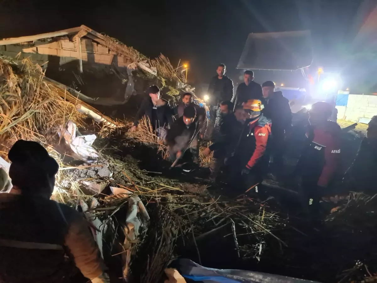 Ahır çöktü: 12 küçükbaş hayvan öldü