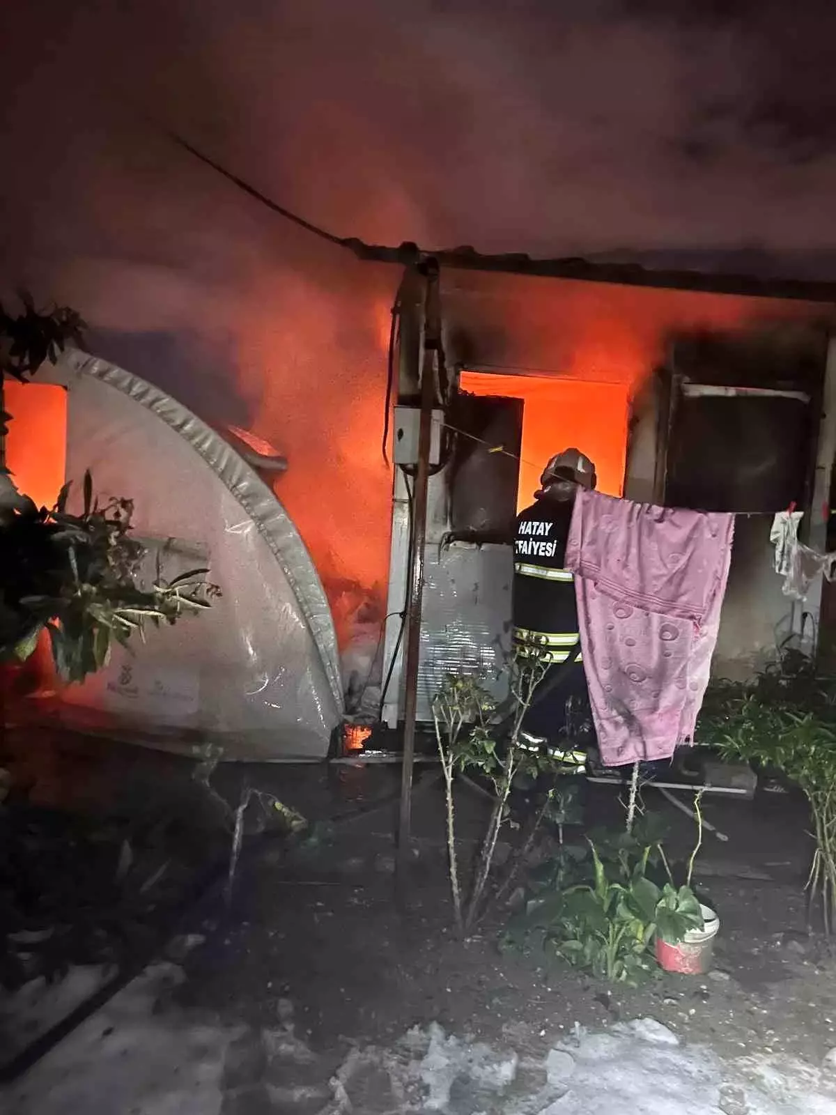 Altınözü'nde konteyner ve çadır yandı