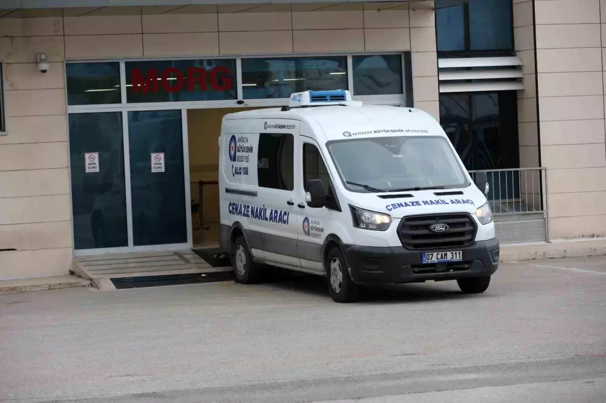 Antalya'da bıçaklanarak öldürülen anne ve kızının cenazeleri Ankara'ya götürüldü