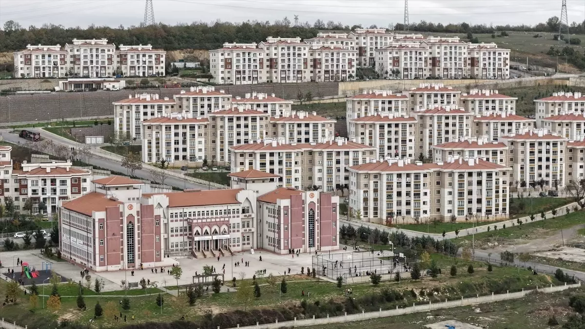 Bakan Kurum, Köseler Mahallesi'nde TOKİ'nin yaptığı konutlarda oturan ev sahiplerinin görüşlerini paylaştı...