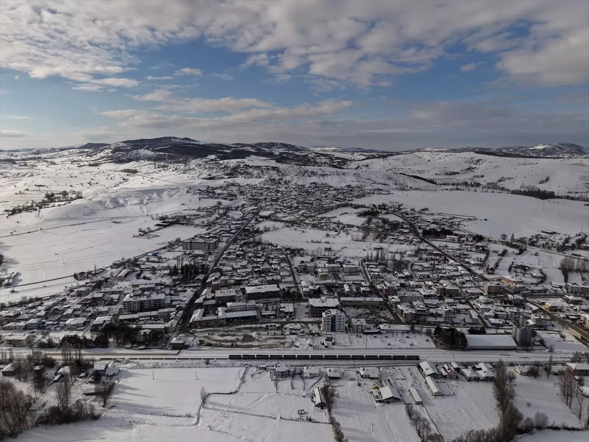 Beyaza bürünen Artova ilçesi havadan görüntülendi