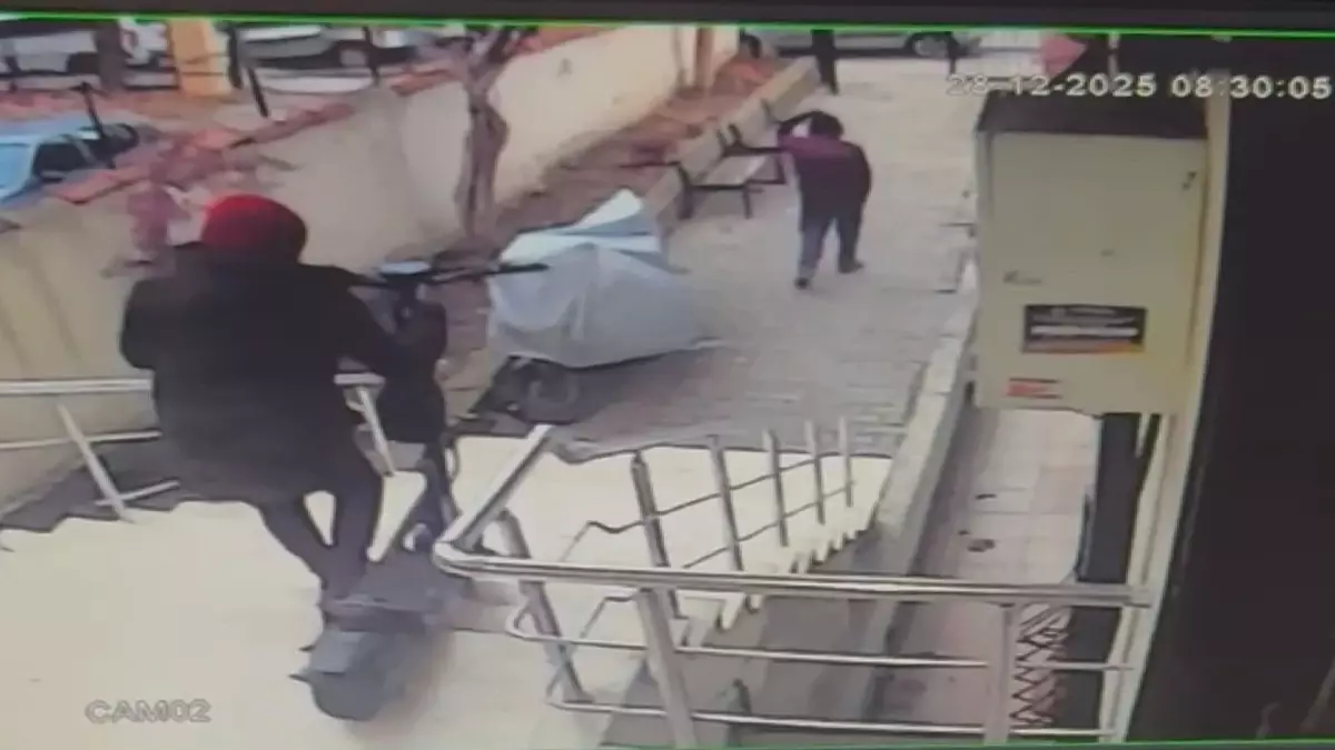 Beylikdüzü'nde elektrikli bisiklet ve skuter hırsızlığı kamerada