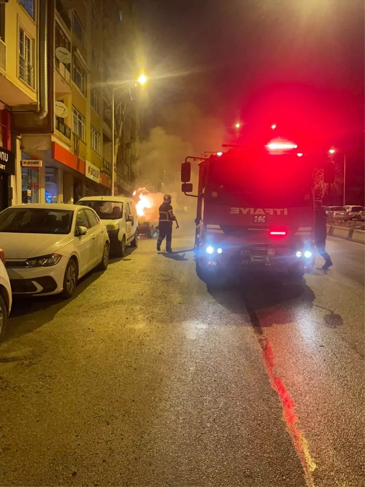 Bilecik'te park halindeki otomobil yandı