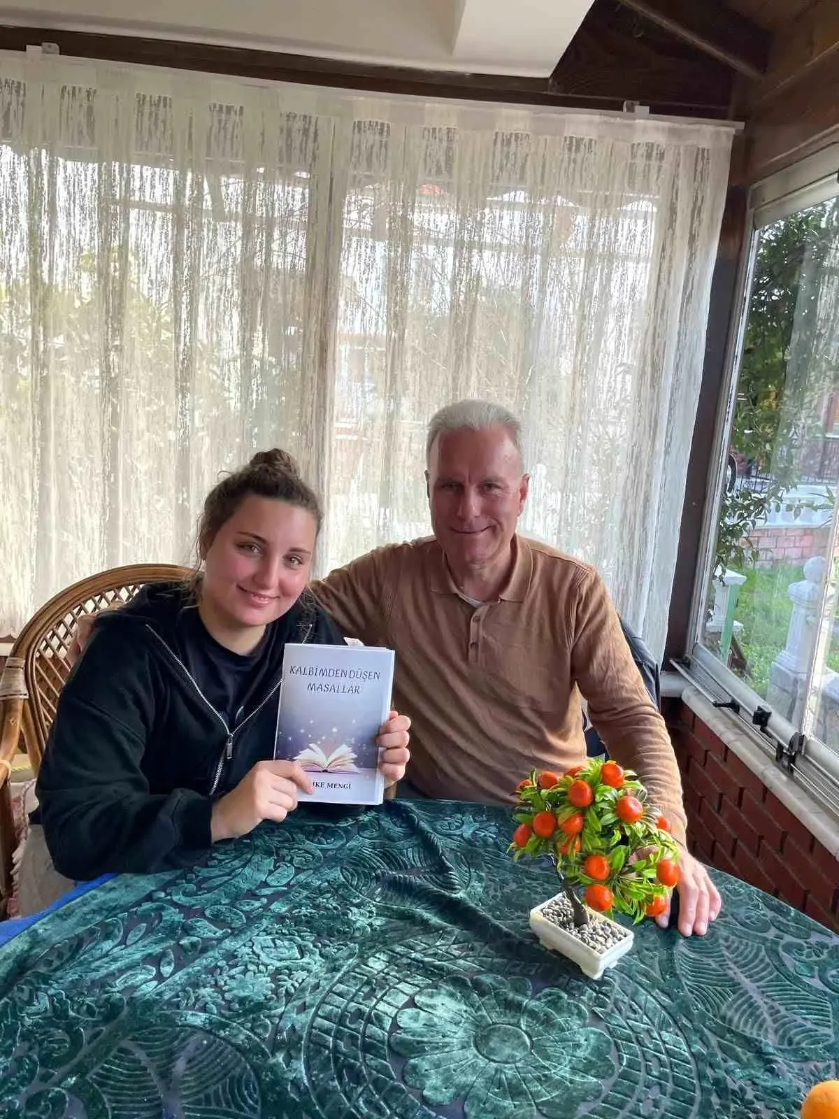 Burhaniye'de üniversiteli Melike'nin ilk kitabı çıktı