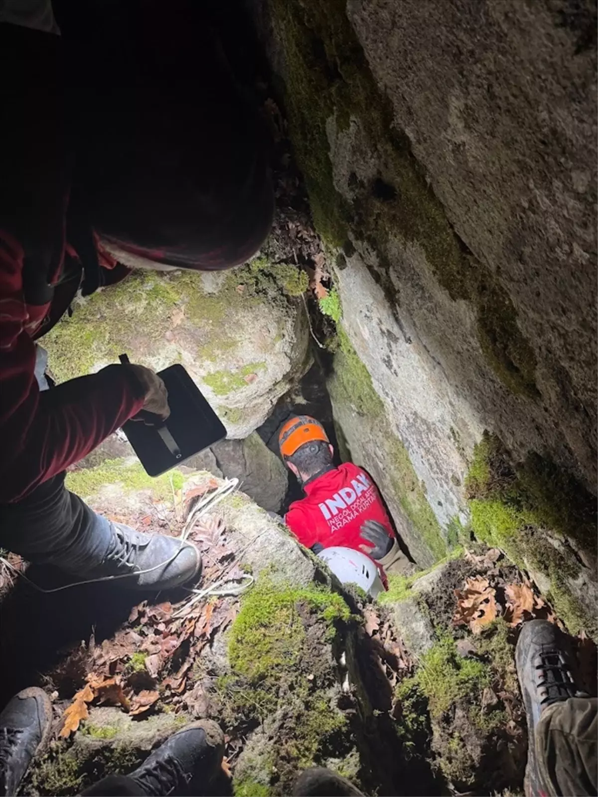 Bursa'da kayalıkta mahsur kalan 2 av köpeği kurtarıldı