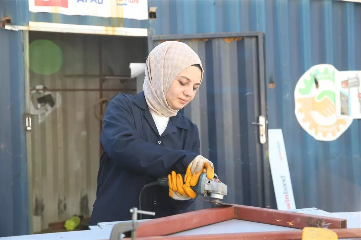 Depremde iş yeri yıkılan kadın girişimcinin yüzü yeni atölyeyle güldü