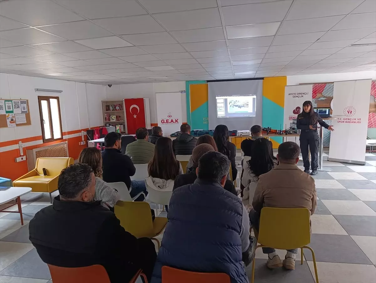 Depremzede gençlerden oluşan 90 kişilik tim olası afetlerde "hayat kurtarmaya" hazır