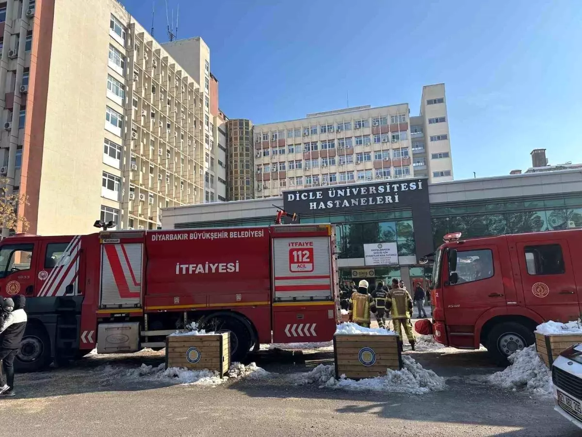 Dicle Üniversitesi'ndeki polikliniklerde çıkan yangın itfaiye tarafından söndürüldü