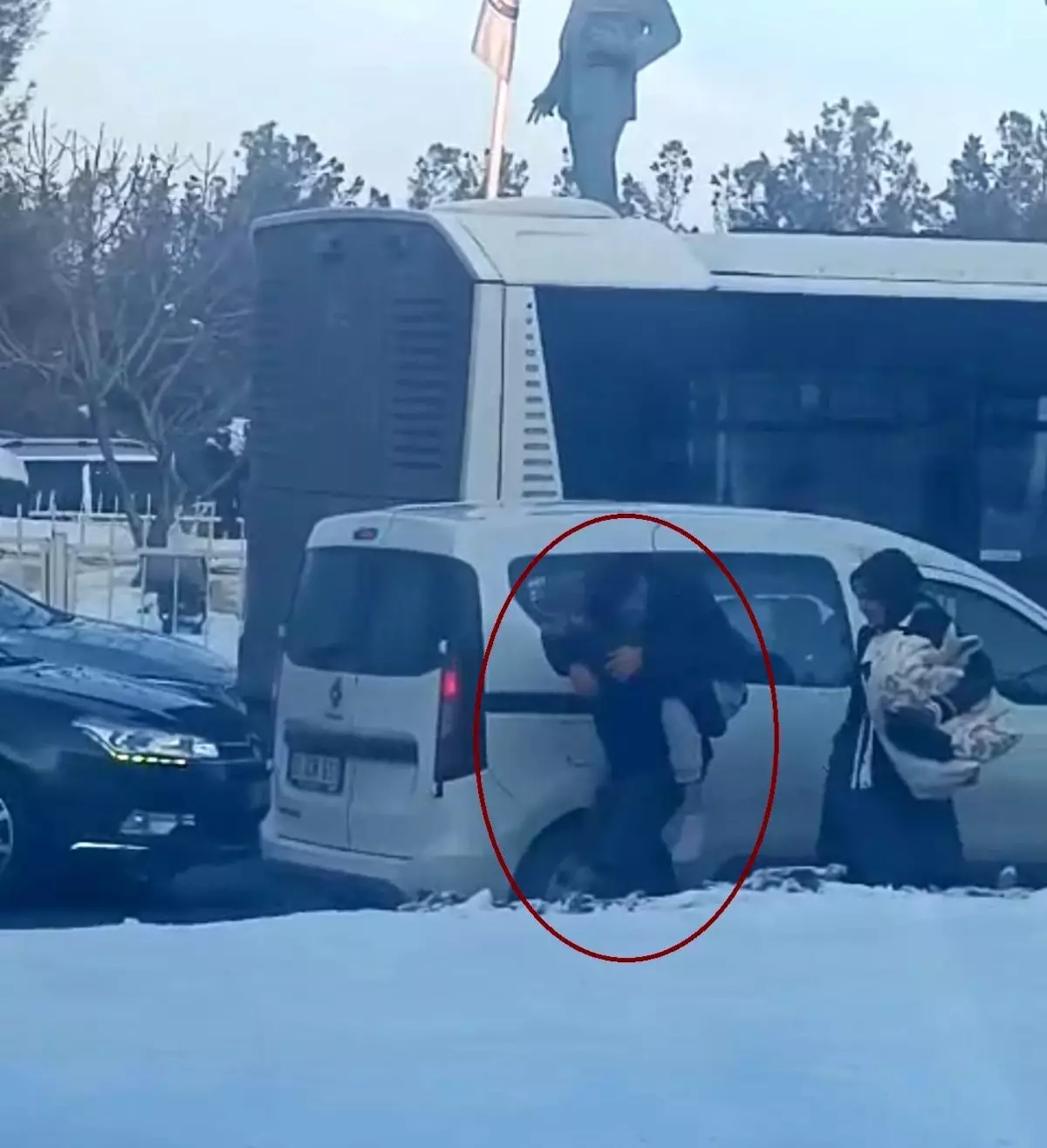 Diyarbakır'da bir vatandaş tıkanan yolda hastasını sırtında taşıdı