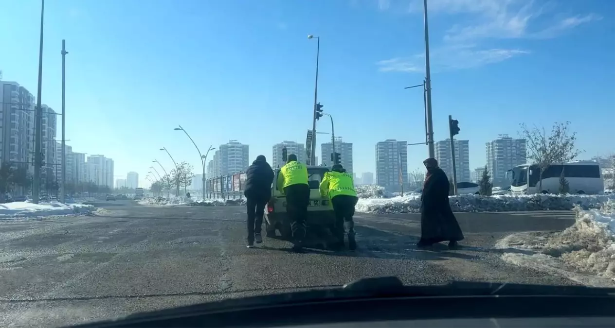 Diyarbakır'da otomobili çalışmayan sürücünün yardımına polis koştu
