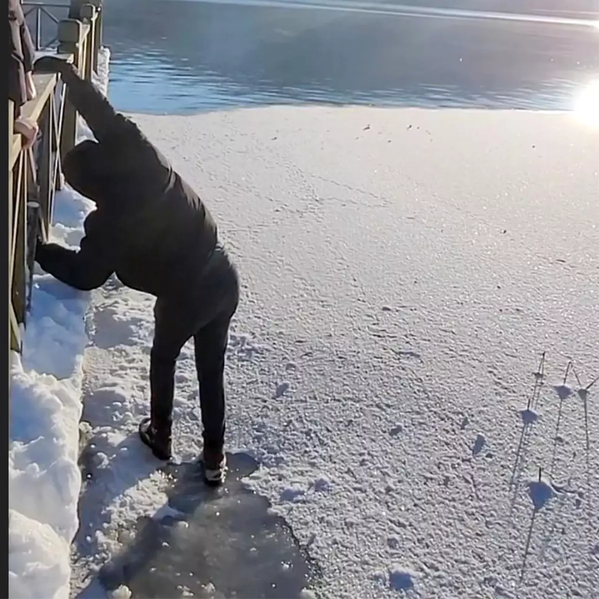 Donmuş gölde buz kırıldı, suya düşmekten son anda kurtuldu