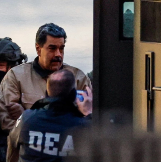 В конце заседания зал переполнился, Мадуро закричал одну фразу