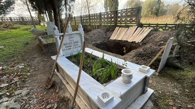 elif 2 yasindayken kaybettigi babasinin yanina 19428601 3143 m