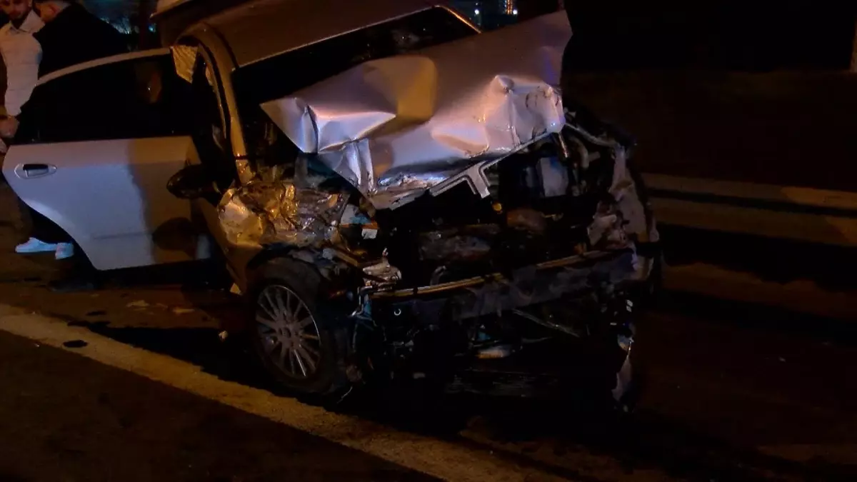 Esenler Tem Otoyolu'nda kaza: 2 yaralı