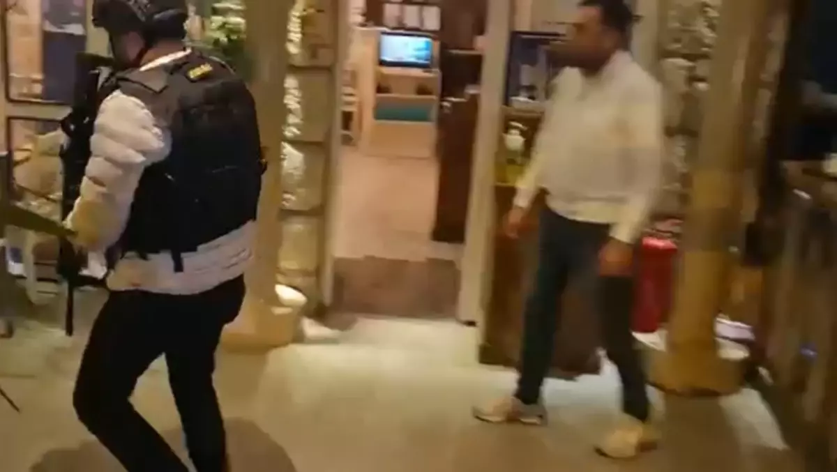 Eyüpsultan'da restorana operasyon; valizde değeri 7,5 milyon lira olan 50 silah bulundu