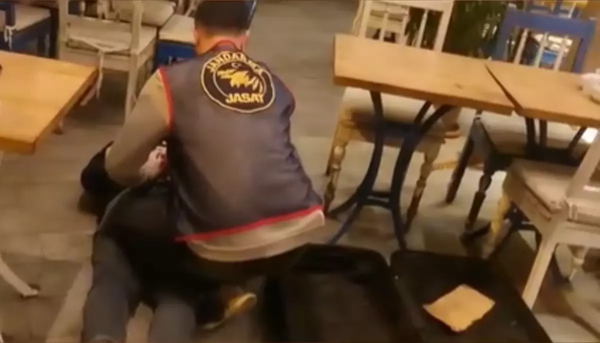 Eyüpsultan'da restorana operasyon; valizde değeri 7,5 milyon lira olan 50 silah bulundu