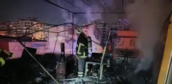 Hatay'da 2 katlı binanın damında çıkan yangın söndürüldü