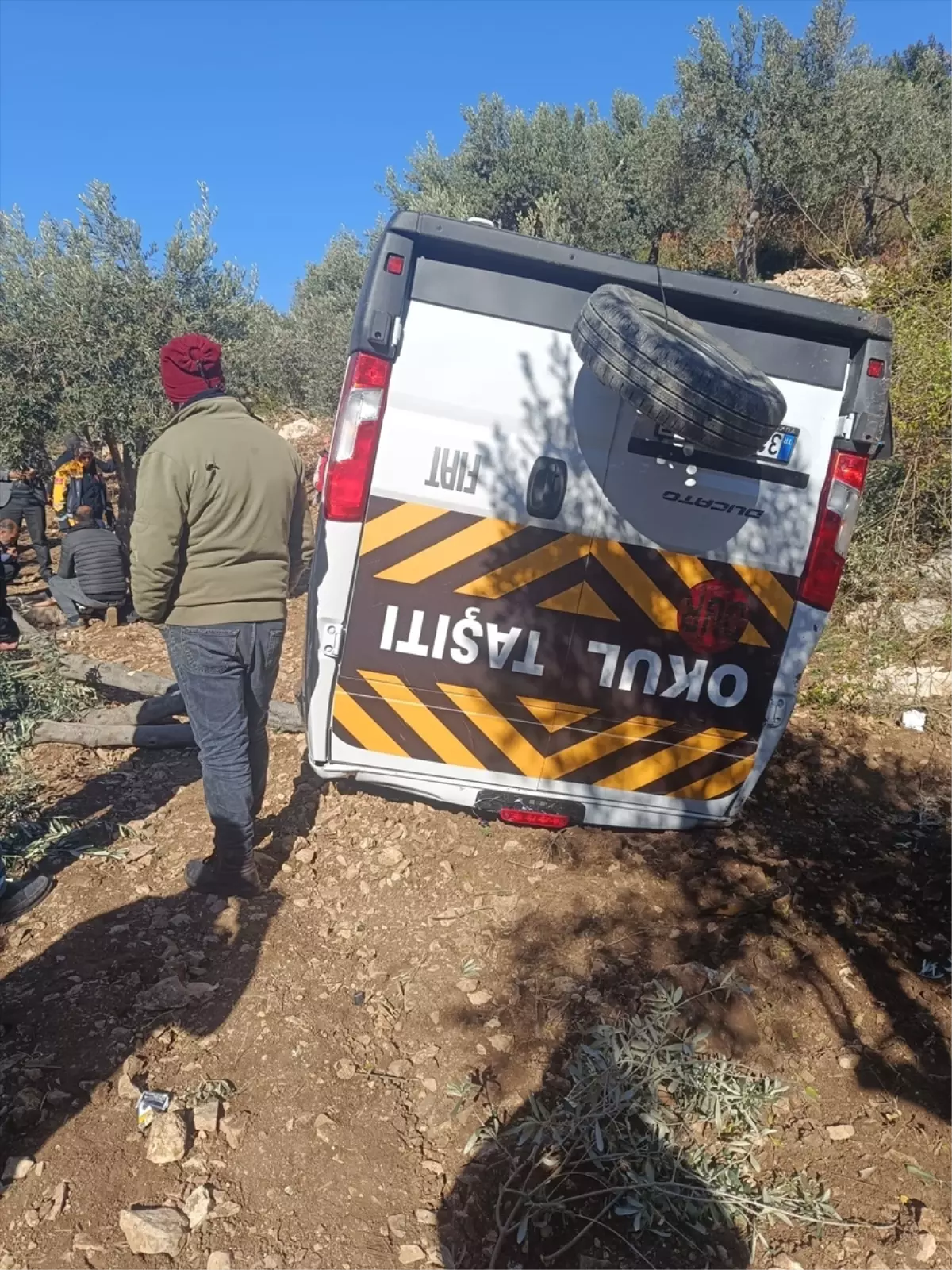 Hatay'da ağaçlık alana devrilen öğrenci servisindeki 5 kişi yaralandı