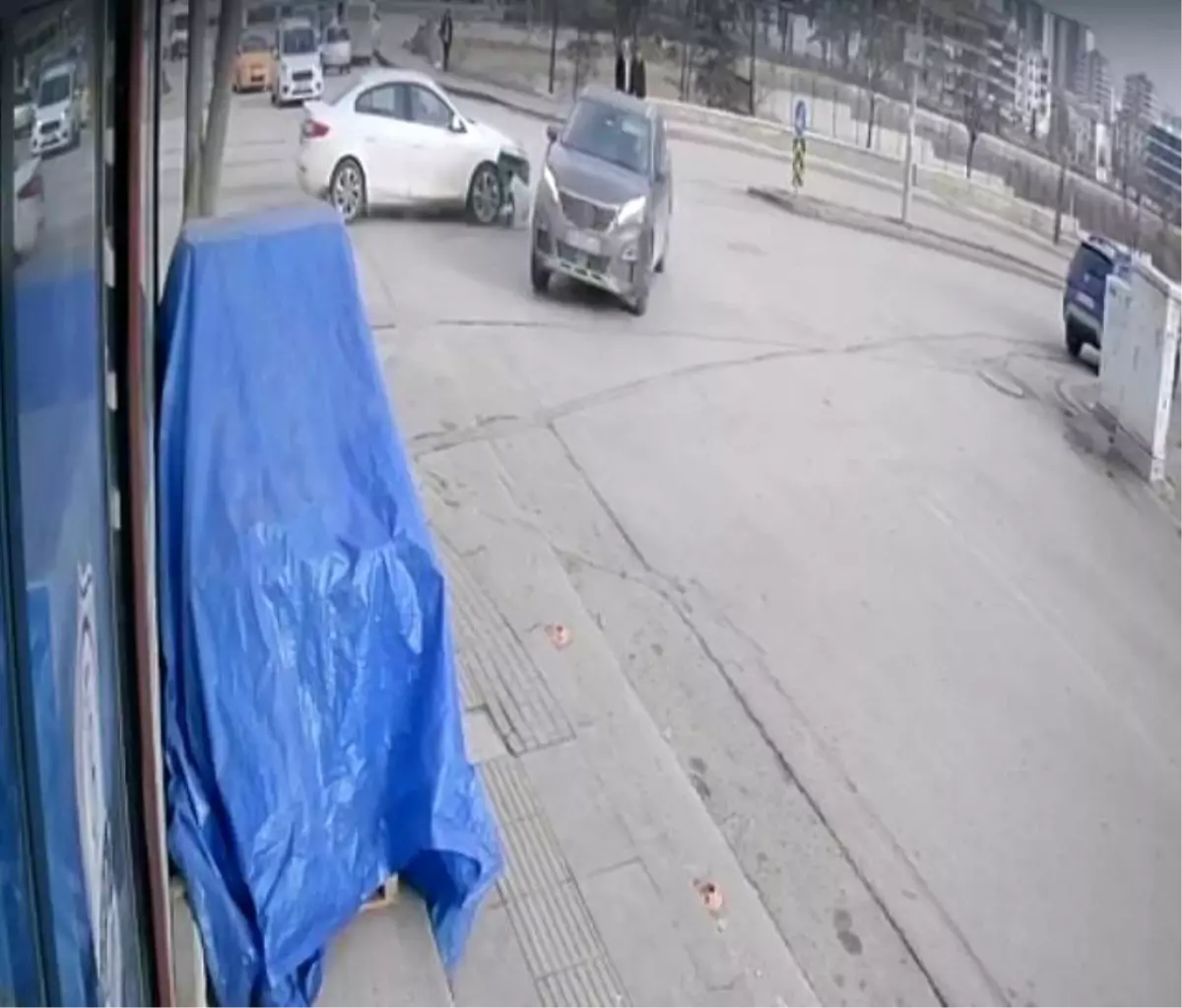 Hızını alamayan araç kavşakta başka bir araca çarptı