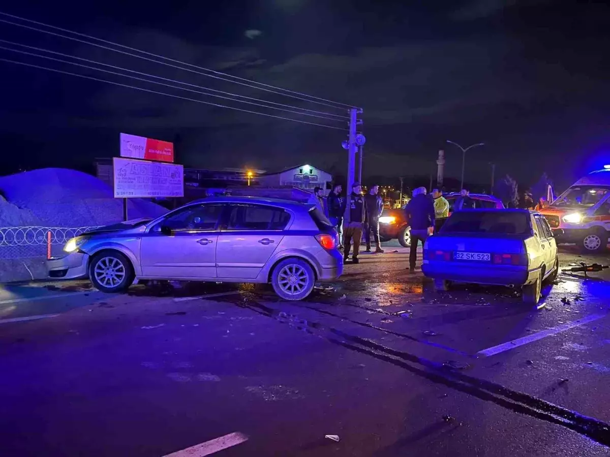 Isparta'da çarpışan otomobillerin sürücüleri hafif yaralandı