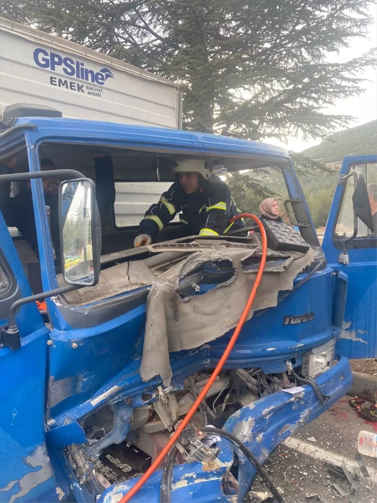 Isparta'da kamyon ile tırın çarpıştığı kazada 1 kişi yaralandı