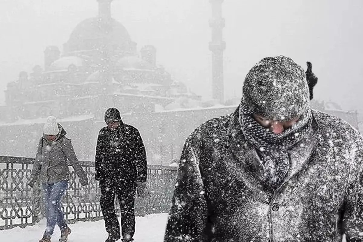 İstanbul'da hava bir anda değişecek! Kar, fırtına ve sağanak geliyor