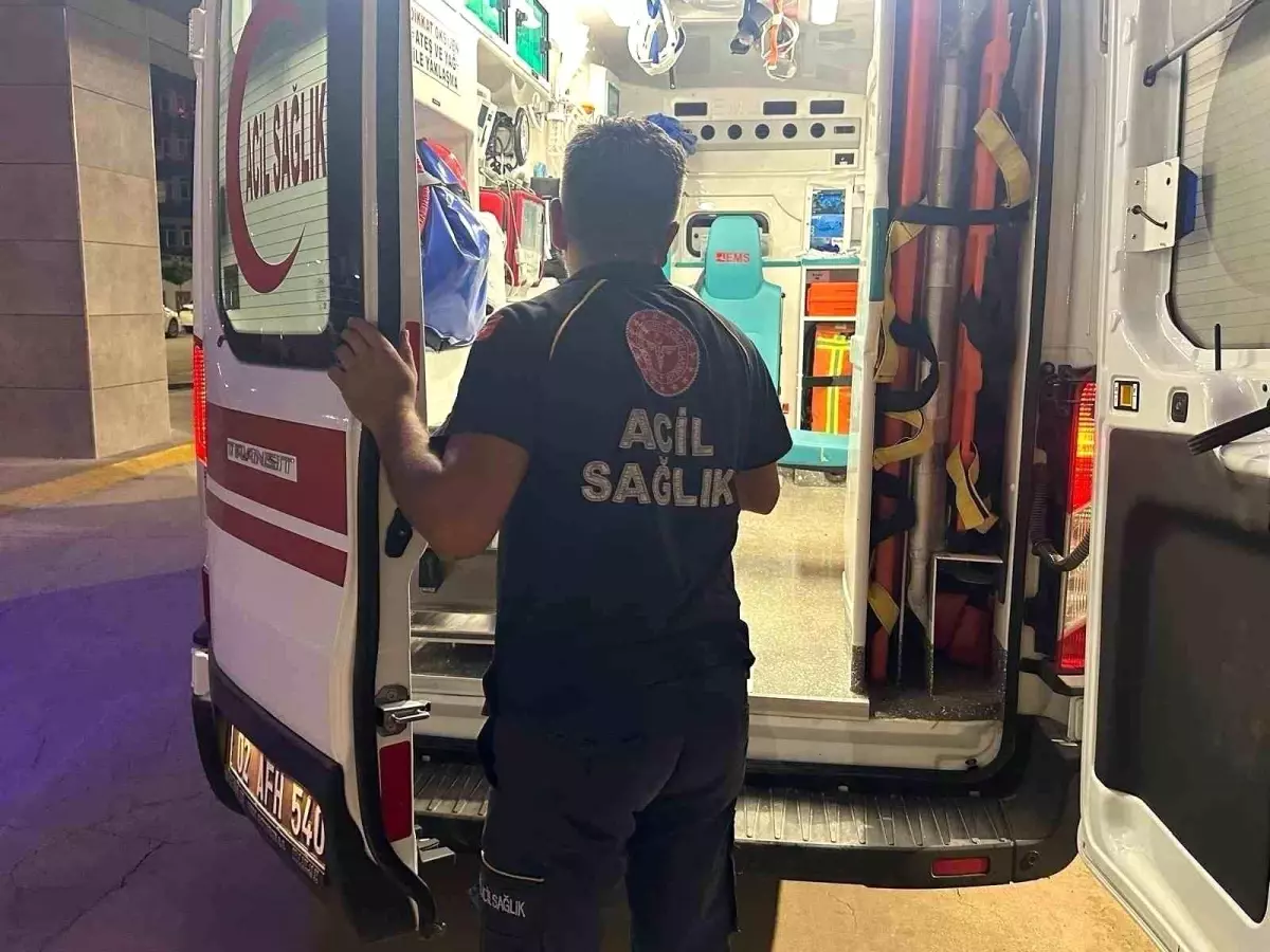 Kar temizlemek isteyen vatandaş çatıdan düştü