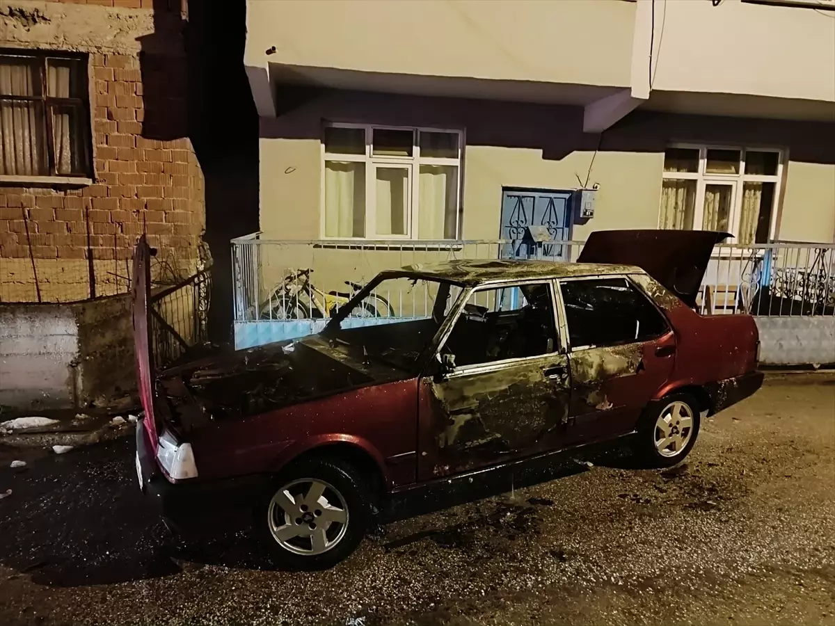 Karabük'te park halindeki otomobil yandı