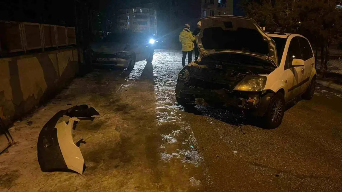 Karaman'da park halindeki 2 araca çarpan otomobilin sürücüsü kaza yerini terk etti