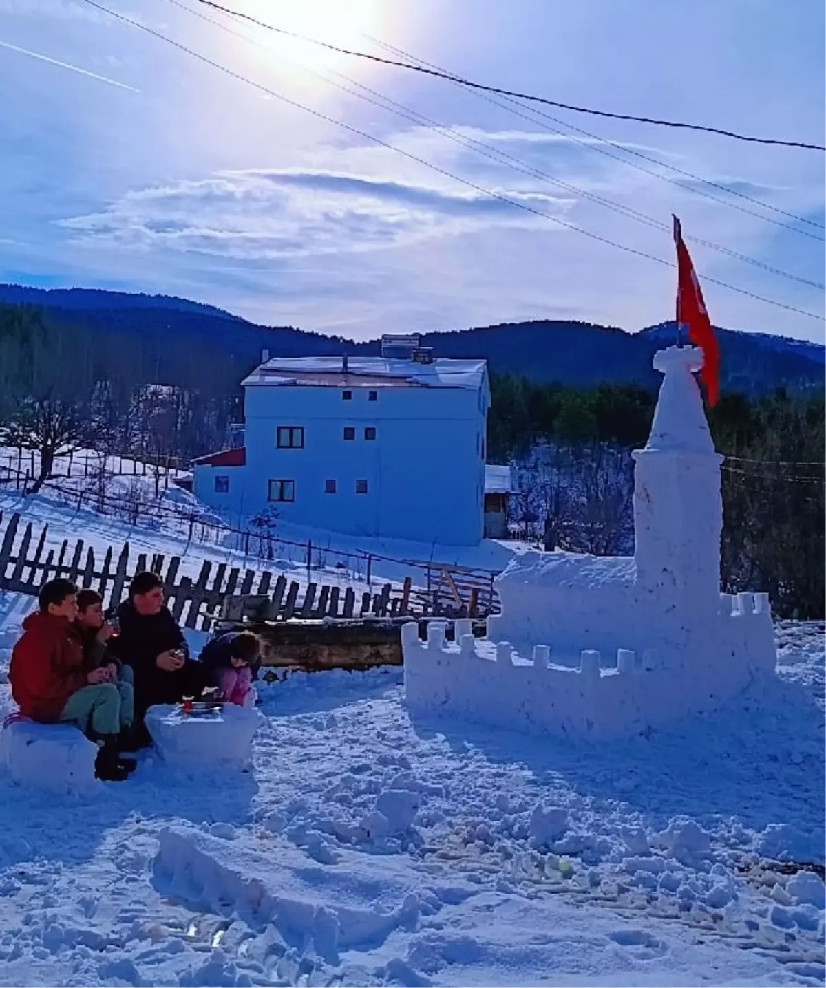 Sivas'ta Kardan Kız Kulesi Yapıp Çay Keyfi