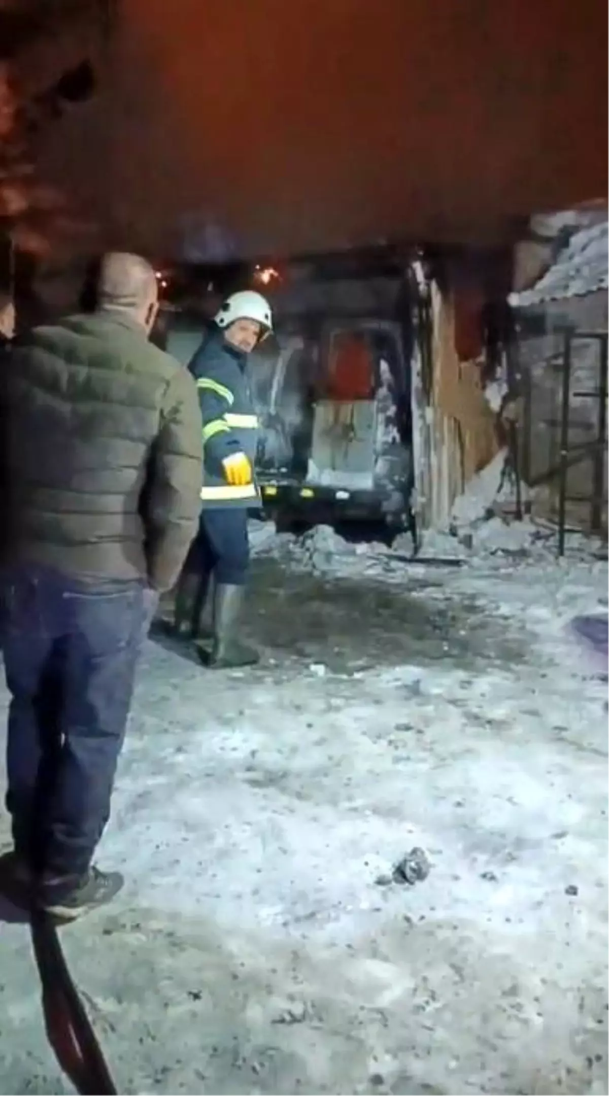 Kars'ta donmasın diye altında ateş yakılan araç alev topuna döndü