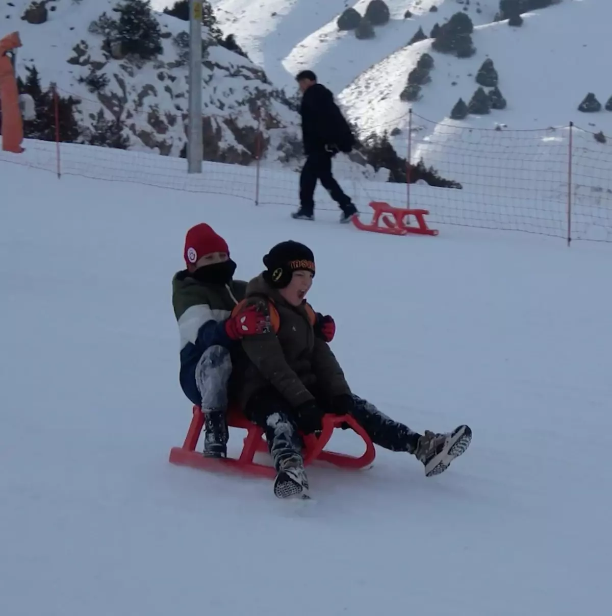 Kaydıkları alanın temizlenmemesini istedikleri görüntülerle gündem olan çocuklar Ergan Dağı'nda ağırlandı