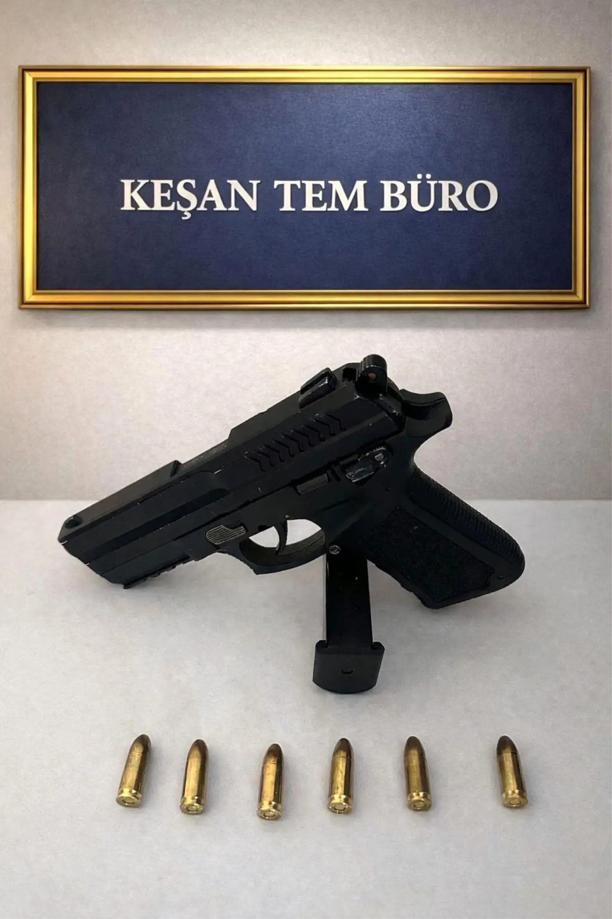 Keşan'da hastaneye giden şüphelinin üzerinden ruhsatsız tabanca ele geçirildi