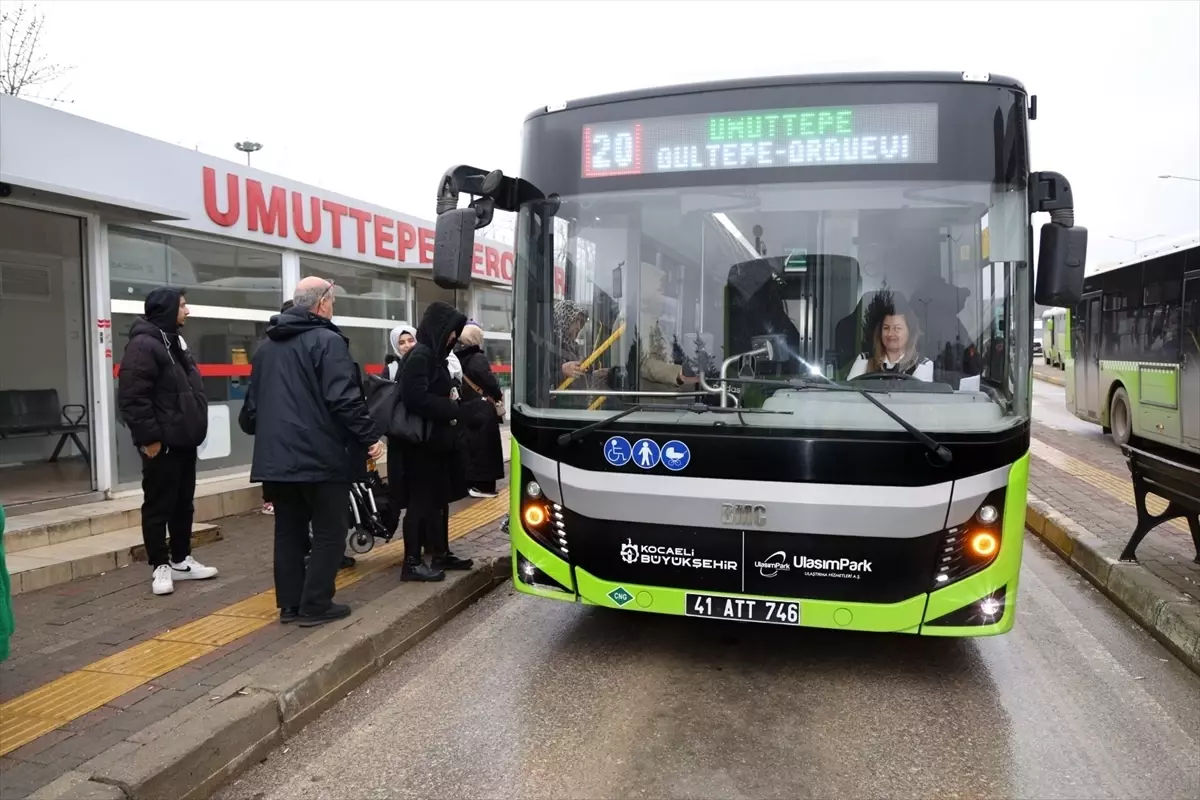 Kocaeli'de kadın otobüs şoförleri ulaşımda görev yapıyor
