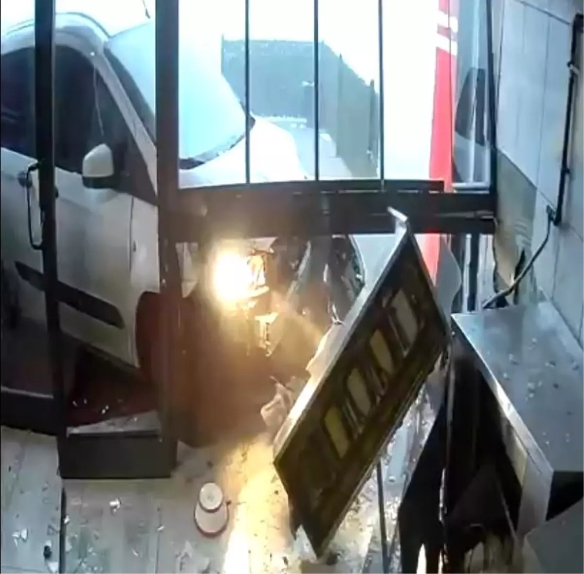 Lavaş getirdiği dönerciye aracıyla girdi