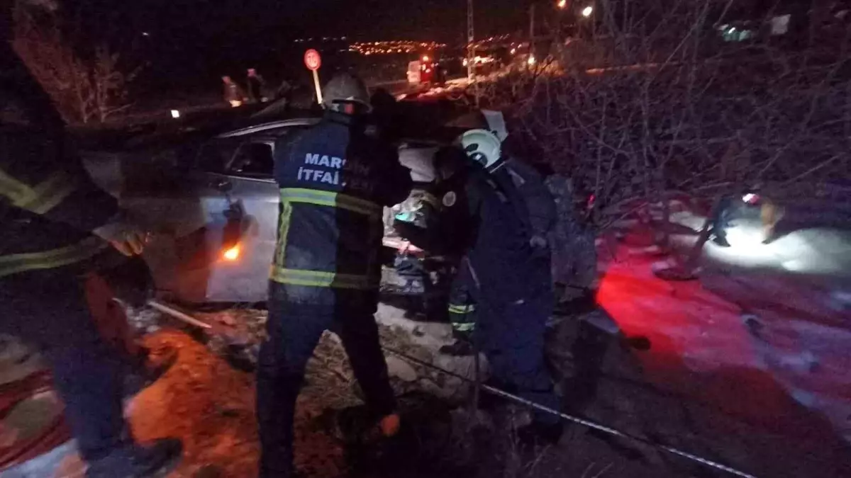 Mardin'de otomobil elektrik direğine çarptı: 1 yaralı